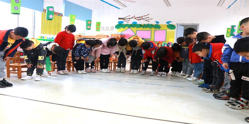 走进清明 文明祭扫致敬英魂
