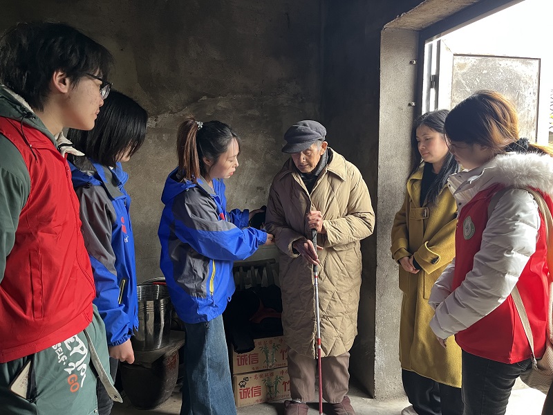 许家桥回维乡：爱心冬衣筑牢“温暖防线” ——民政社工开展“温暖救助”暖冬行动