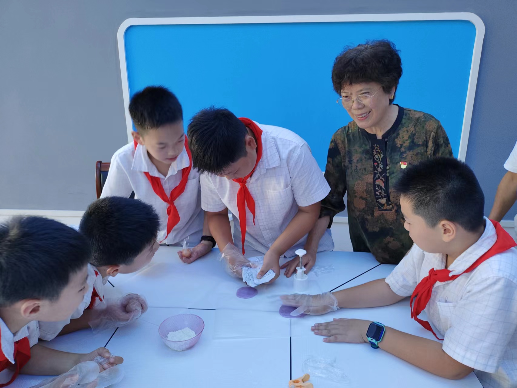 育英小学：古香古色过中秋