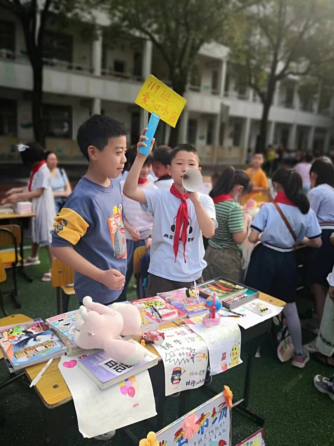 用童心传递爱 ——武陵区滨湖小学开展“六一爱心义卖活动”