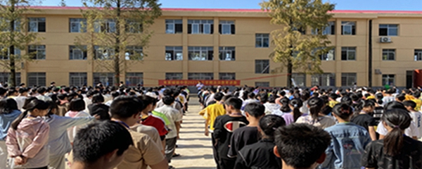 朱家铺镇中学：与法同行   成长有保障