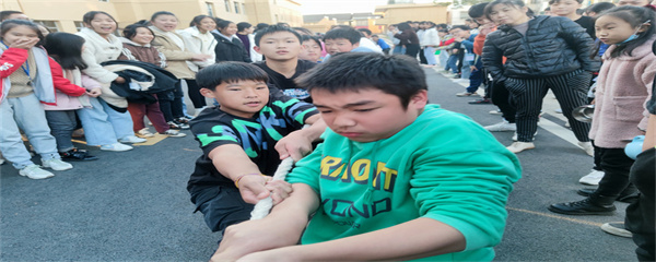 朱家铺镇中学师生拔河场上展雄姿