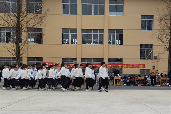 朱家铺镇中学：阳光体育，激情无限