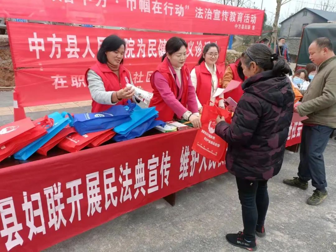 县妇联开展“建设法治中方 巾帼在行动”学雷锋志愿活动