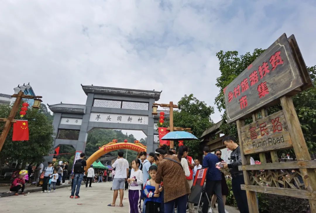 洪江區(qū)：扶貧集市火爆開市，農(nóng)戶臉上樂開了花！
