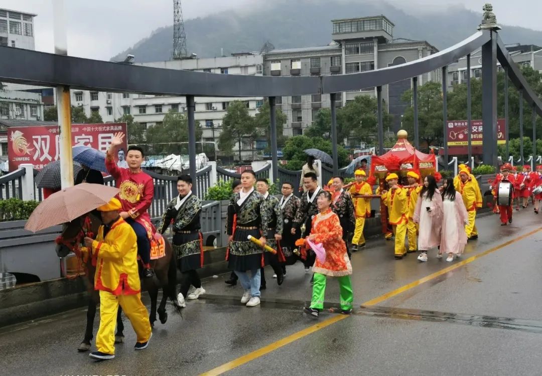 洪江古商城：民俗婚禮受追捧