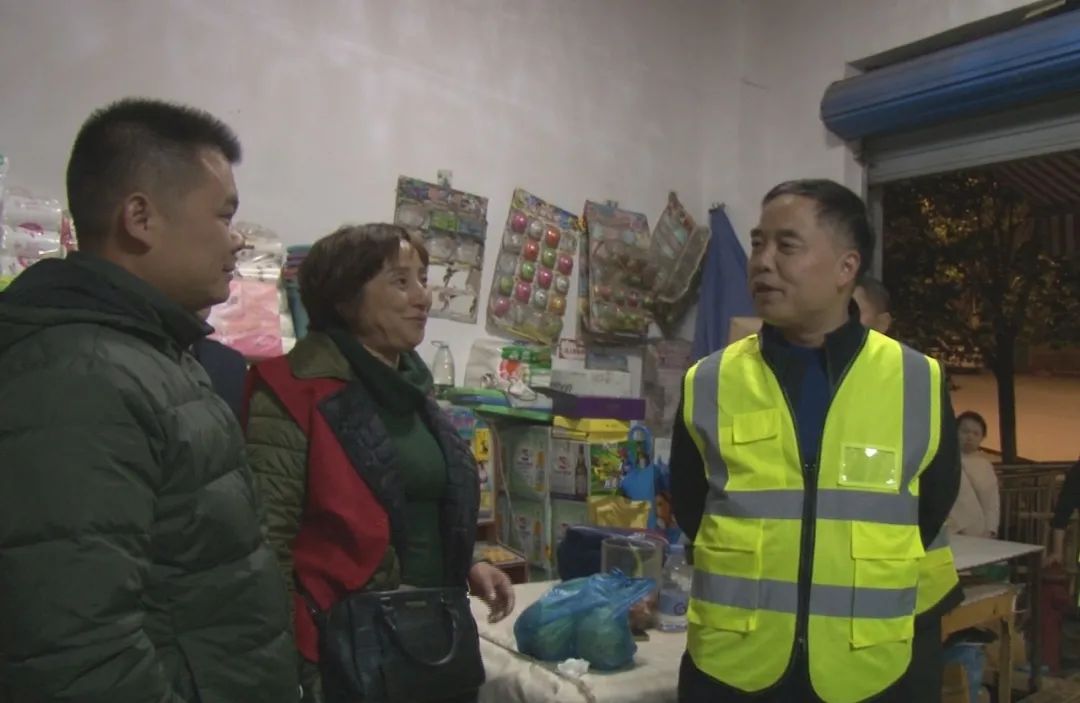 毛運(yùn)鴻參加河濱路街道“紅袖章”夜巡