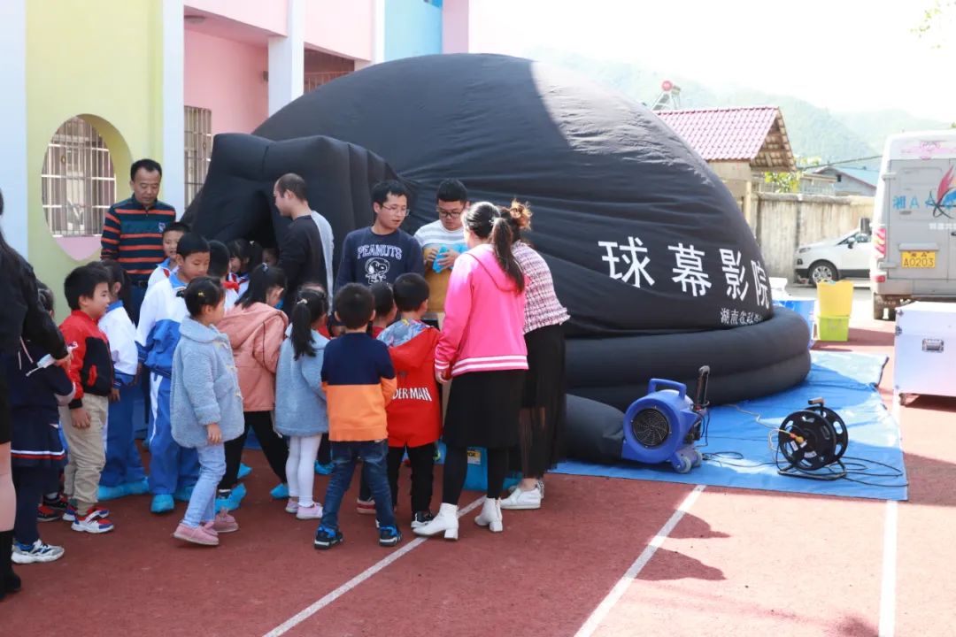 看到這輛車，孩子們興奮地不愿離開了！