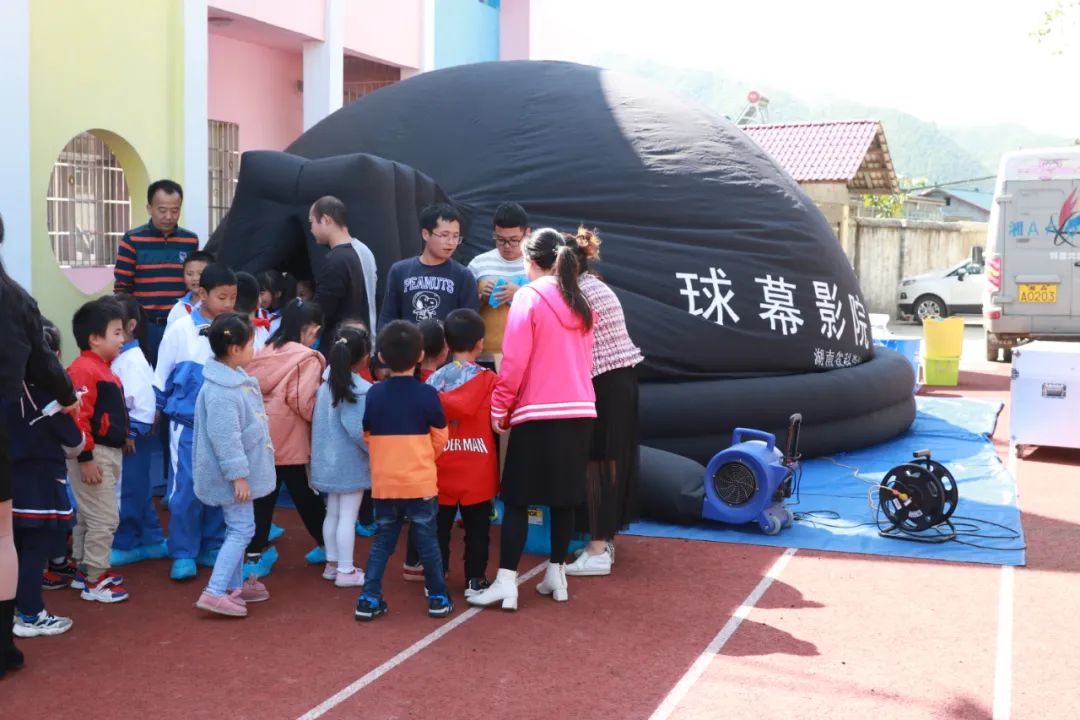 看到这辆车，孩子们兴奋地不愿离开了！