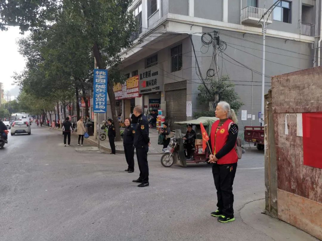 “志愿紅”讓城區(qū)遍開“文明花”