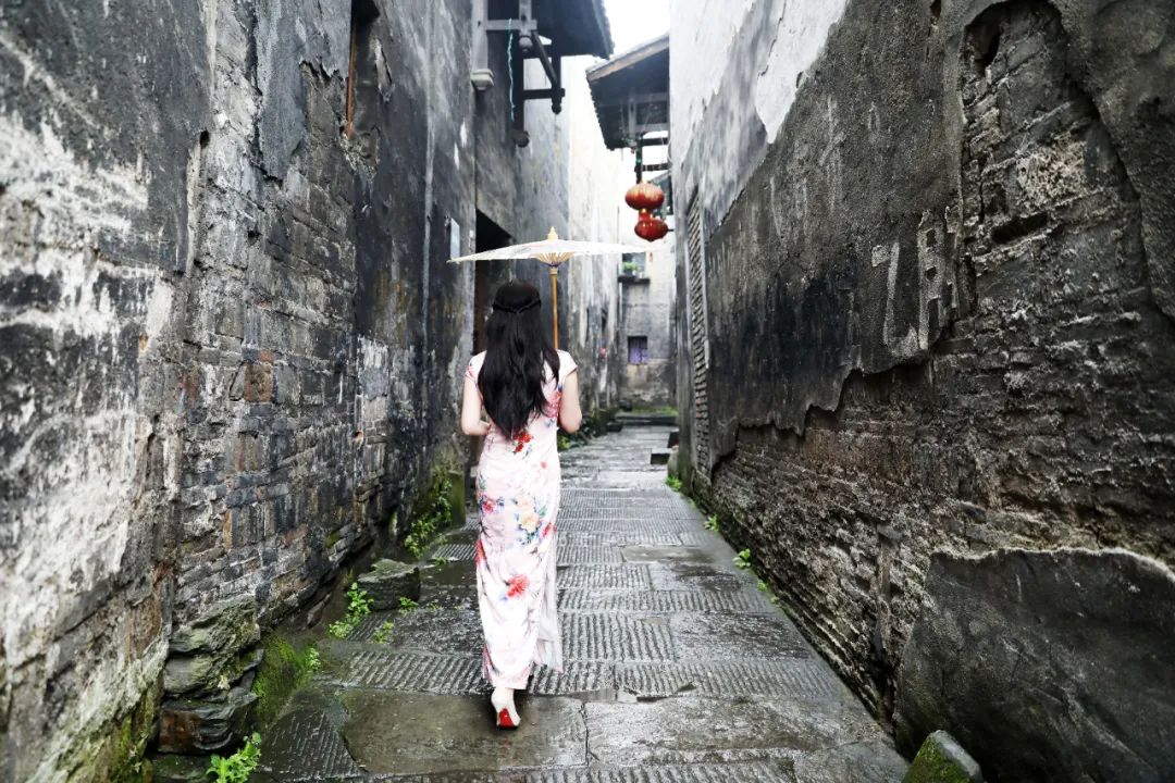 著一襲旗袍，撐一把油紙傘，你也可以是戴望舒詩中的那個丁香