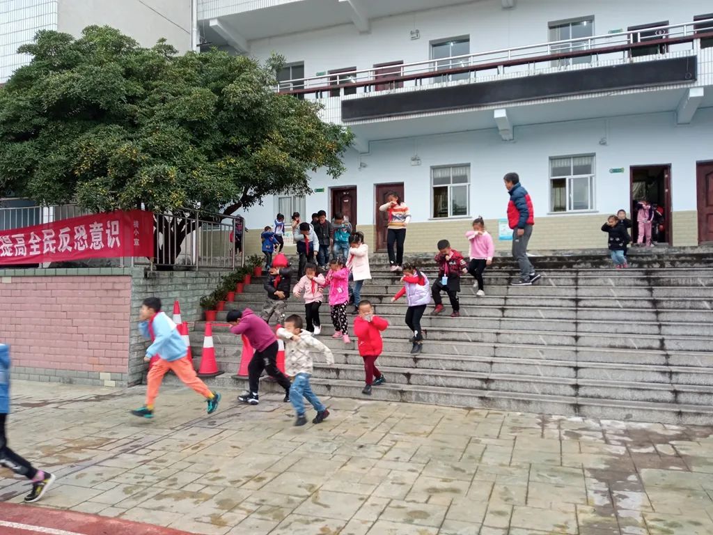 消防演練在校園 安全防范記心間