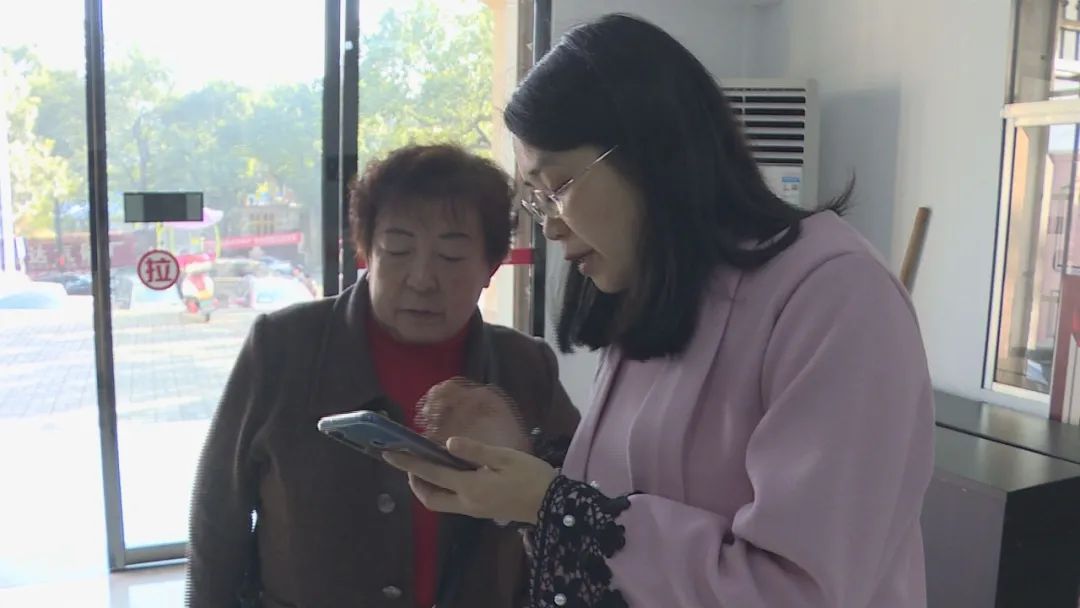 手機(jī)也能交醫(yī)保 群眾不用來回跑