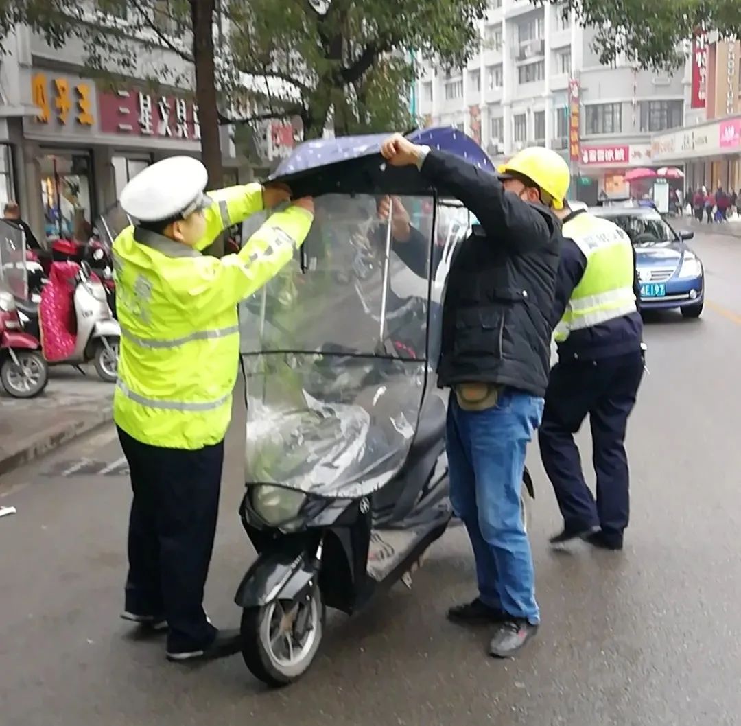 洪江区：摩托车“打伞”，拆！