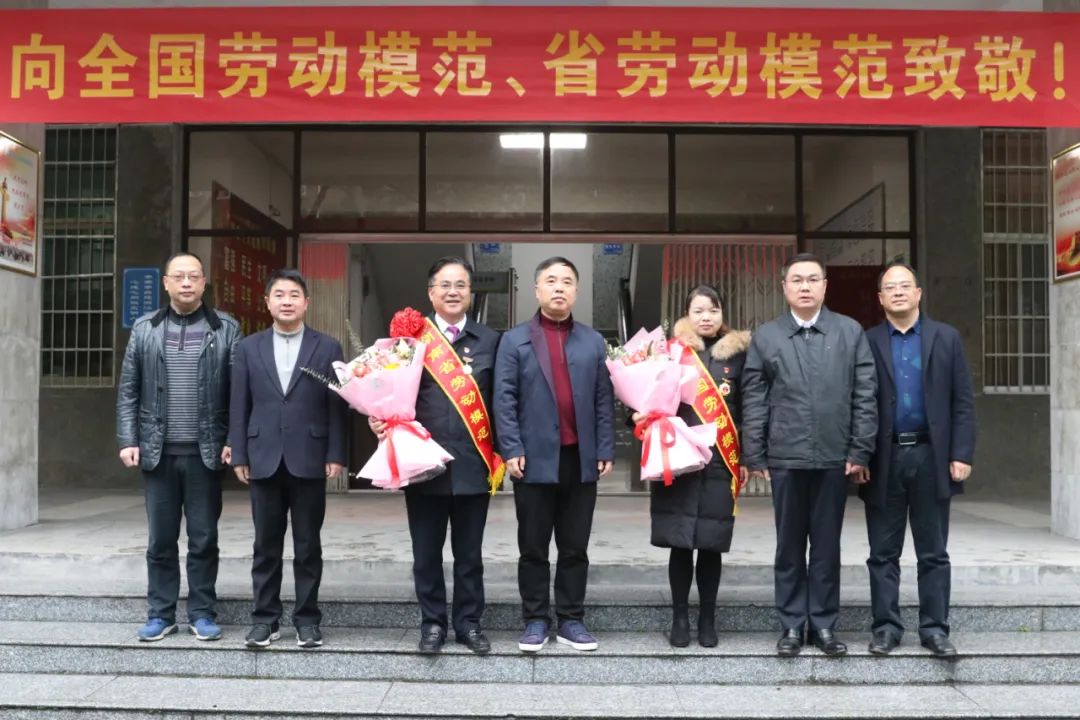 毛運(yùn)鴻強(qiáng)調(diào)：大力弘揚(yáng)勞模精神、勞動(dòng)精神、工匠精神，匯聚加快推動(dòng)我區(qū)高質(zhì)量發(fā)展的強(qiáng)大力量