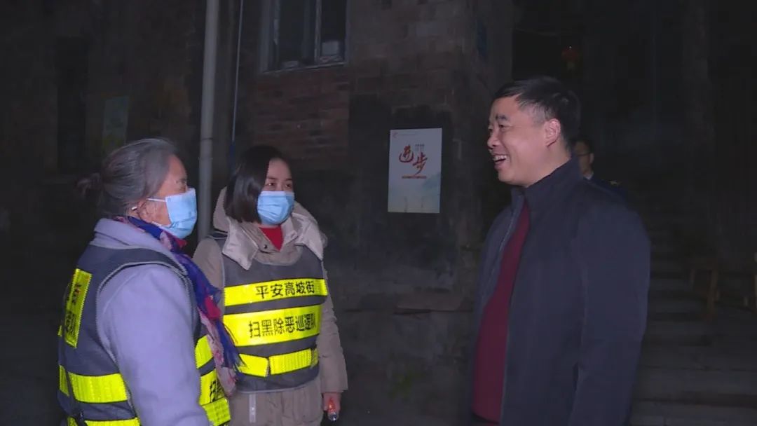 為了這項(xiàng)重要工作，區(qū)工委書記再次夜訪
