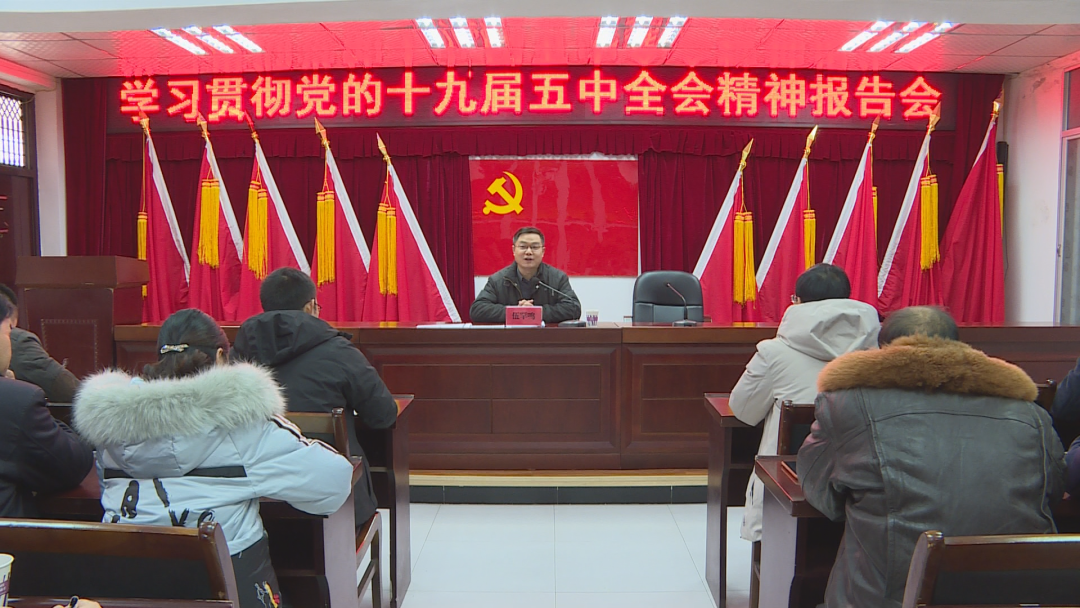 伍罕鳴在橫巖鄉(xiāng)宣講黨的十九屆五中全會精神