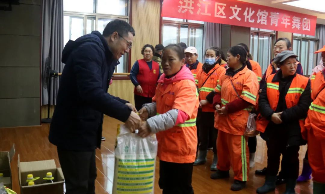 “愛心禮包”讓環(huán)衛(wèi)工人溫暖過冬