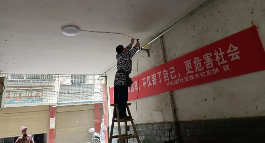 路燈亮了，亮亮堂堂過新年！