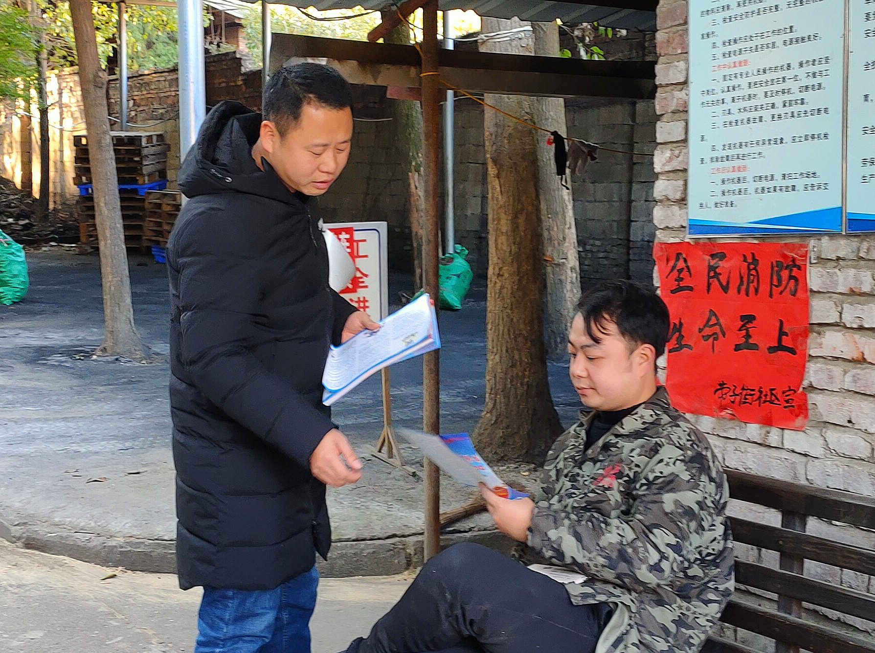 新街街道深入轄區(qū)企業(yè)開展掃黑除惡宣傳