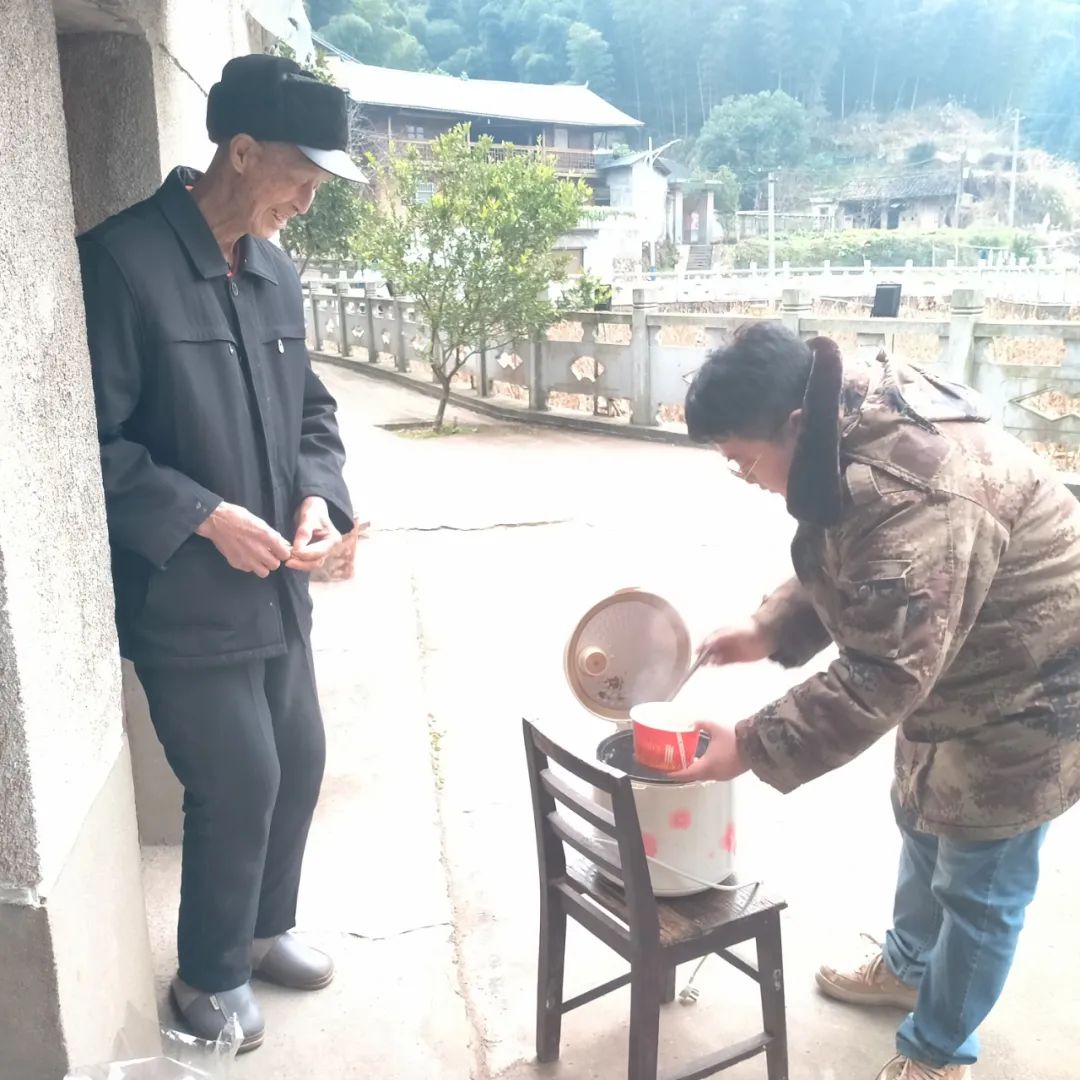 臘八送“粥”到 幸福笑開顏