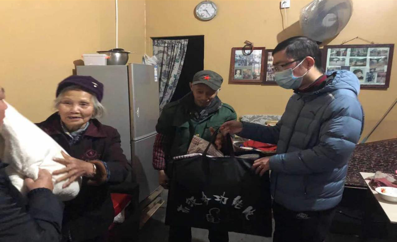 寒冬里的溫暖：高坡街為居民送去暖冬物資