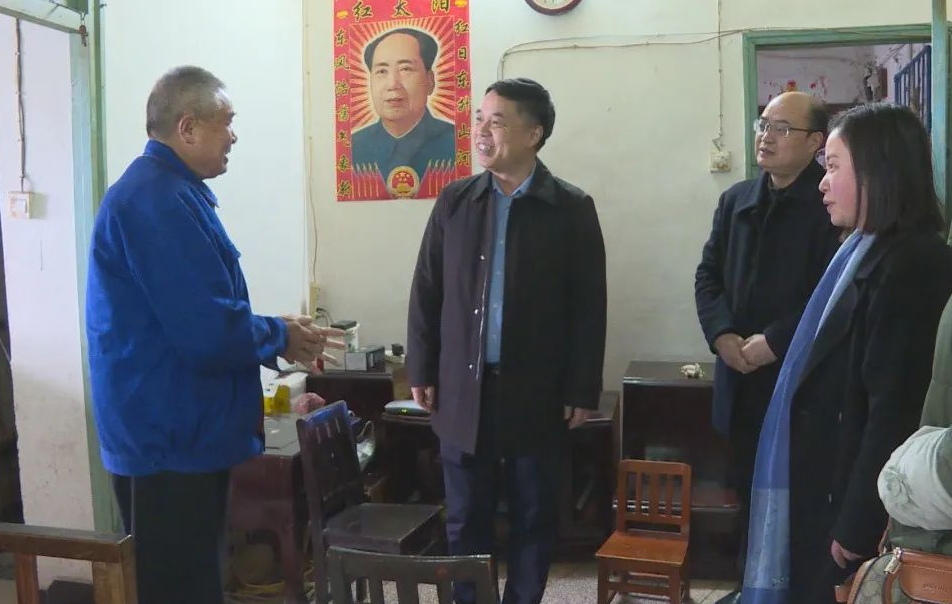 春節(jié)臨近，毛運鴻專程去看望了他們