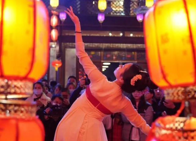 古風(fēng)熱來襲！洪江古商城漢服經(jīng)濟(jì)井噴
