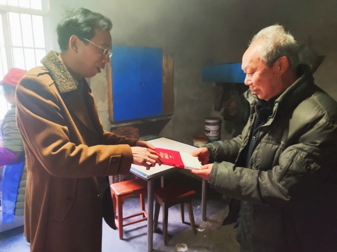 “黨史”讀本送到家，老黨員甜到了心間！