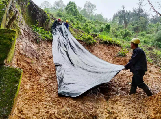 為地質(zhì)災害點披上“雨衣”