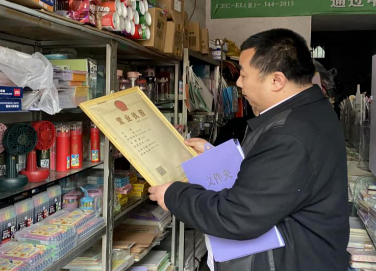 凈化校園周邊文化環(huán)境 為學(xué)生成長創(chuàng)造“綠色空間”