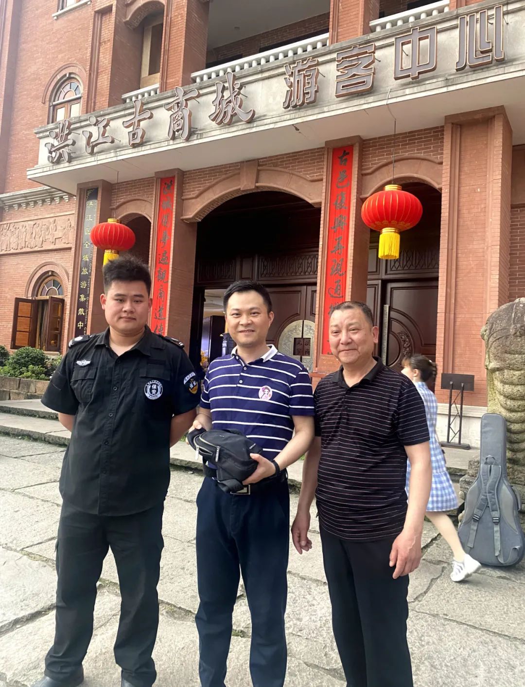 Hi！兄弟，你的包掉了→