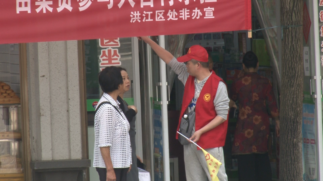 “紅馬甲”點(diǎn)亮洪江街頭