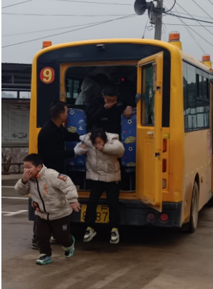 筑牢安全防线！神鼎山镇千名师生实战演练校车应急逃生