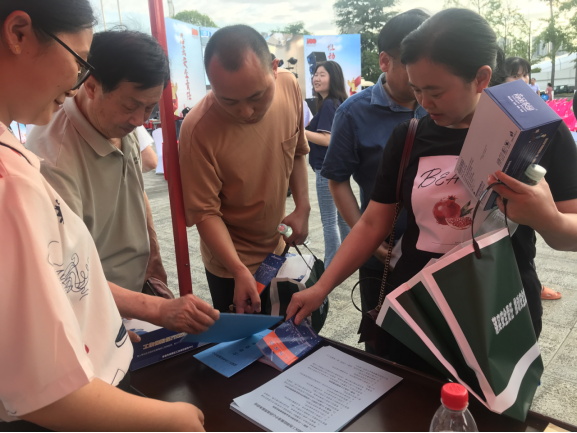 武陵区工伤保险服务中心开展“6.16” 安全生产咨询日活动