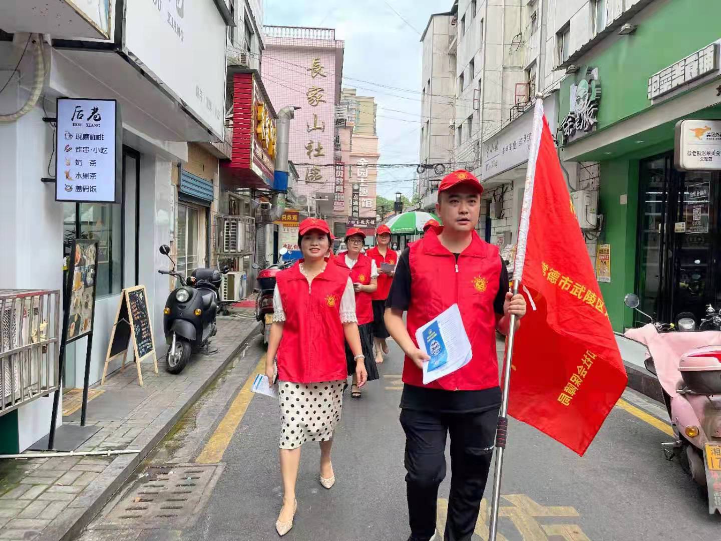 武陵区人社局赴联点社区开展走访慰问活动