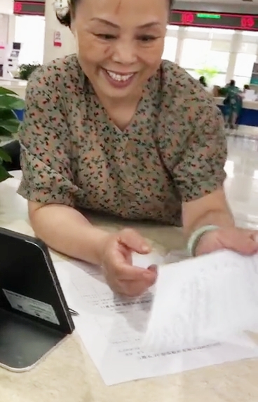 武陵区征缴中心：群众办事满意归   窗口服务受表扬