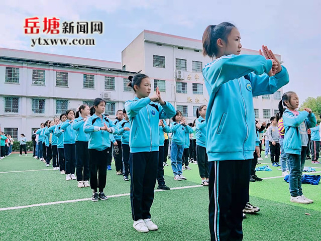 湘鋼二校大課間上演“武術(shù)操”