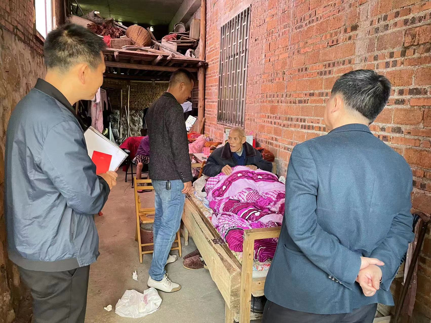 县不动产登记中心：爱心接力送温暖