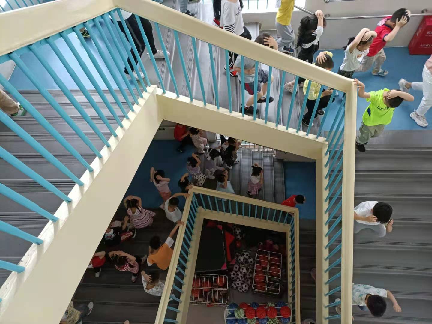 武陵区实验幼儿园：开展防震减灾应急演练