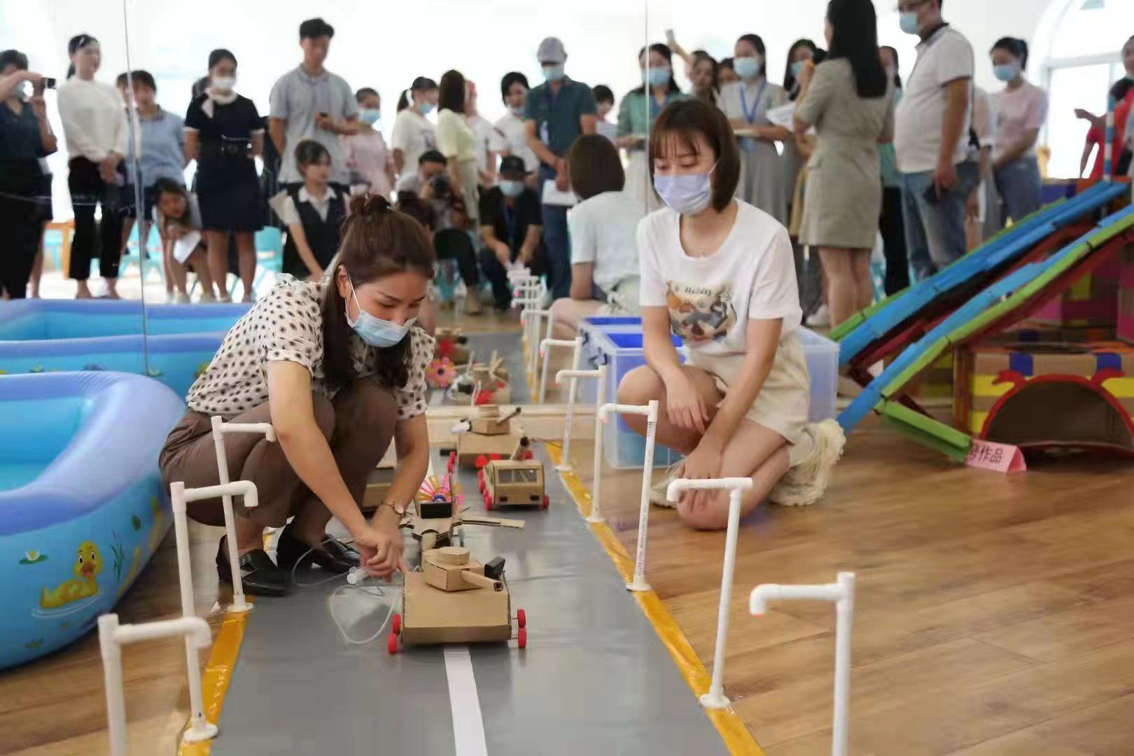 武陵区开展2021年幼儿园优秀自制玩教具展评活动