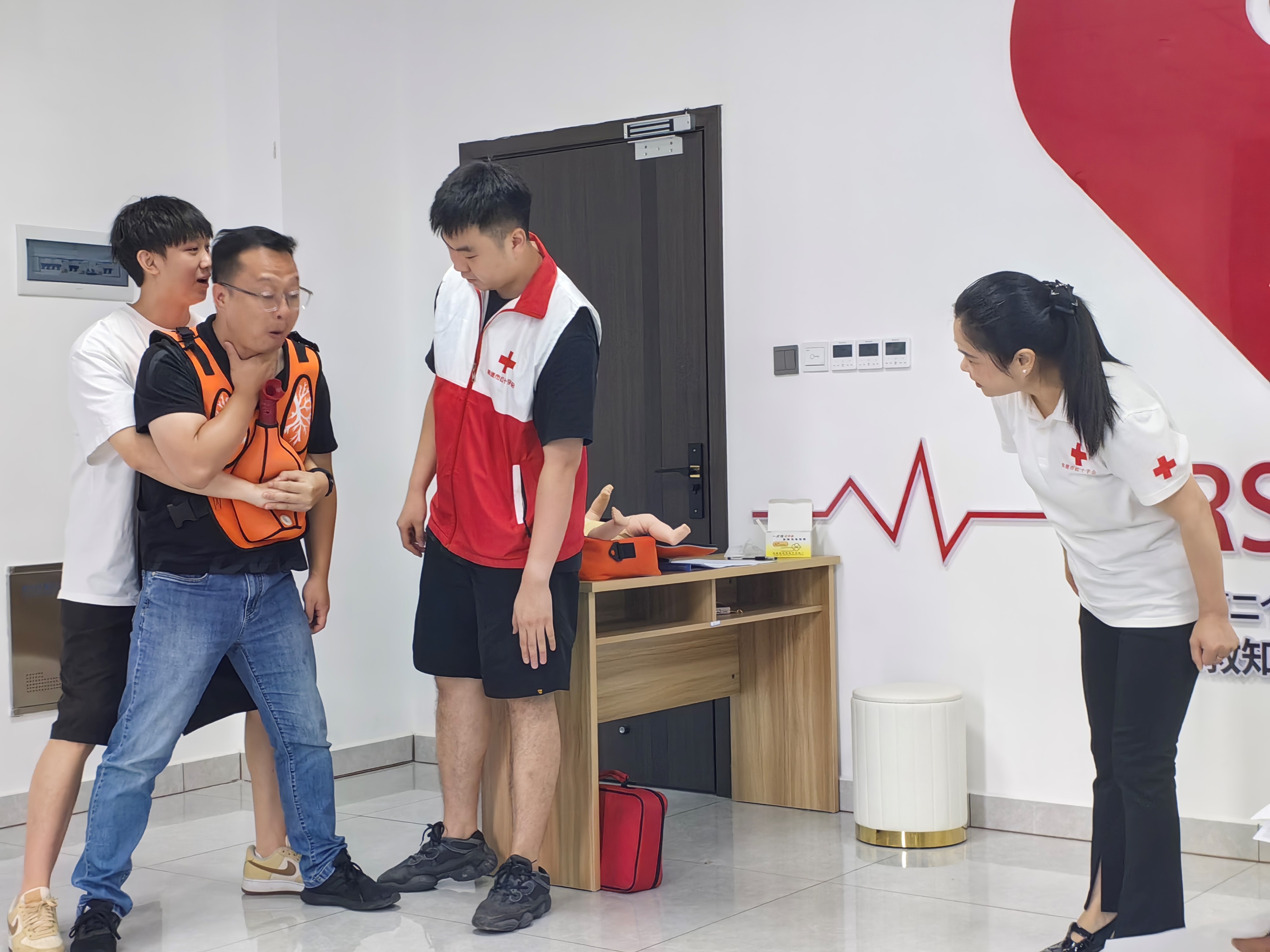 胜利路小学组织教师参加救护知识培训