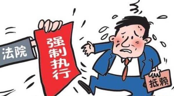 区人民法院：蹲守近3小时……