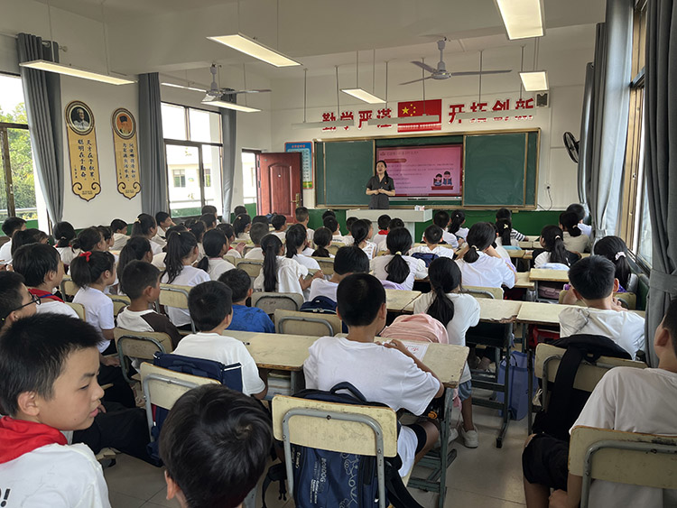 雨湖区人民法院：开学第一课 普法进校园