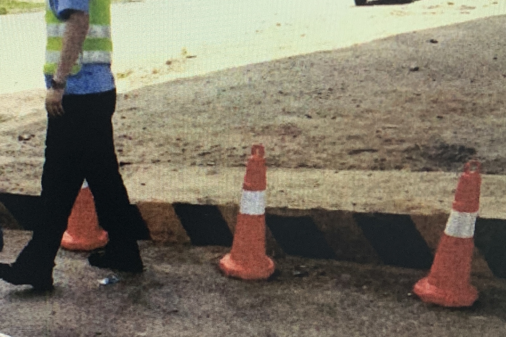 老年夫妻夜晚骑车遇道路“隐形暗器”谁来赔偿？法院判了！
