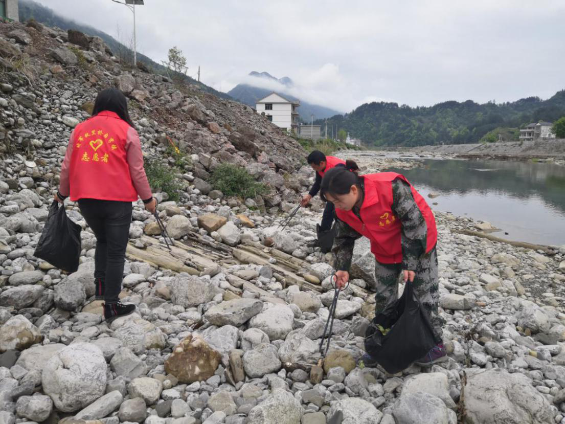 桥自弯镇：坚决落实河长制 守护好一方碧水