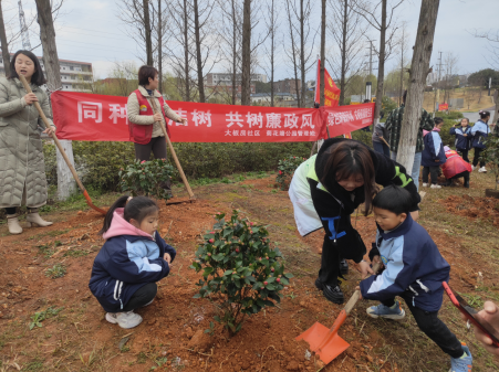 岳塘区社工站开展“同种廉洁树，共树廉政风” 植树活动