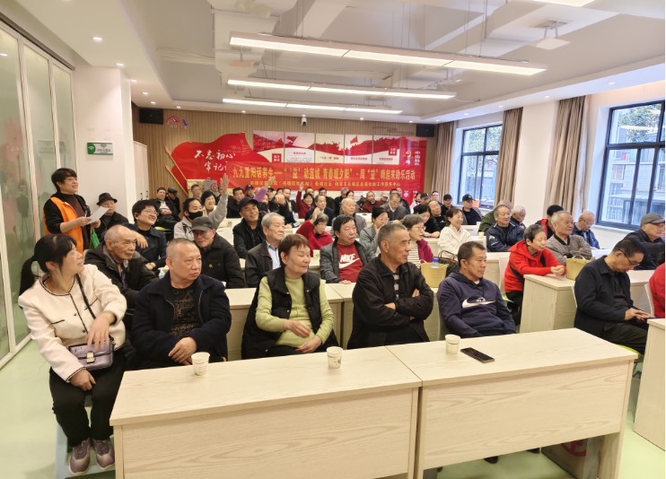 岳塘區(qū)社工站開展“重陽話養(yǎng)生”健康知識宣講活動