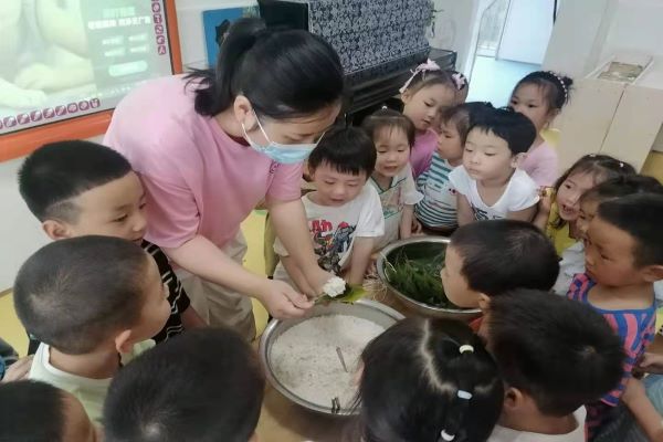 武陵区丹洲乡坪湖幼儿园：端午粽飘香，一岁一安康