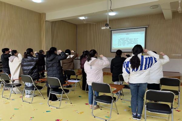 武陵区丹洲乡坪湖幼儿园开展师德师风建设专题学习